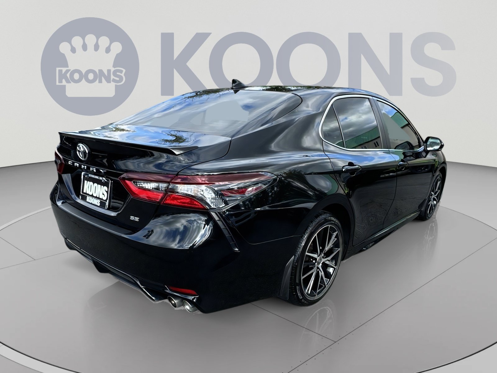 Used 2024 Toyota Camry SE w/ Cold Weather Package FWD image 11
