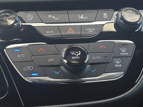 Certified 2025 Chrysler Voyager LX image 14