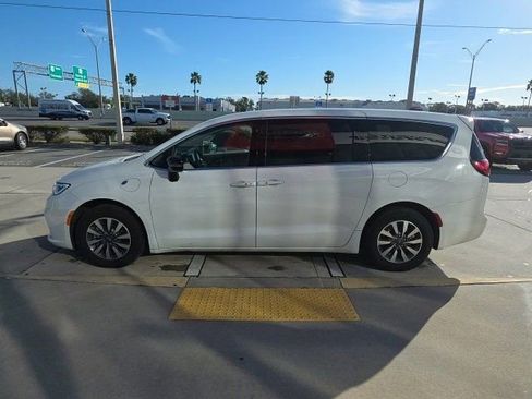 Used 2024 Chrysler Pacifica Select image 8