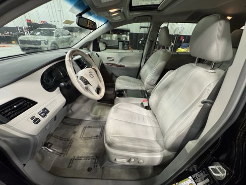 Used 2013 Toyota Sienna XLE image 17