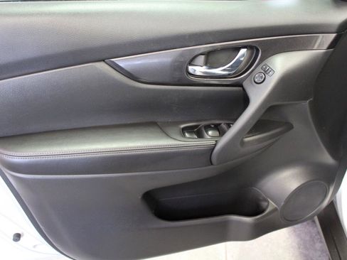 Used 2018 Nissan Rogue SV image 18