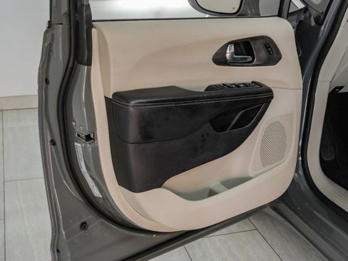 Used 2022 Chrysler Pacifica Touring-L image 35