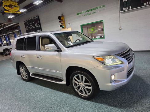 Used 2013 Lexus LX 570 4WD w/ Luxury Pkg w/Pre-crash image 4