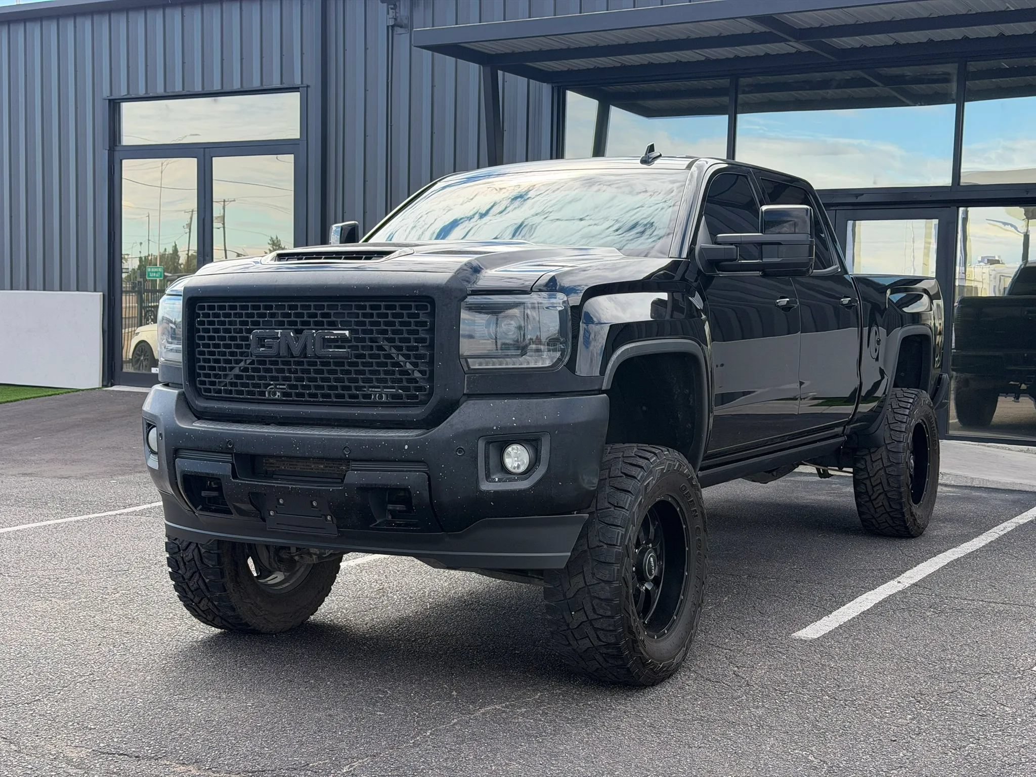 Used 2017 GMC Sierra 2500 Denali w/ Duramax Plus Package AWD/4WD image 2