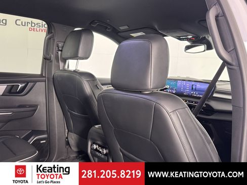 Used 2025 Buick Enclave Preferred AWD/4WD image 19