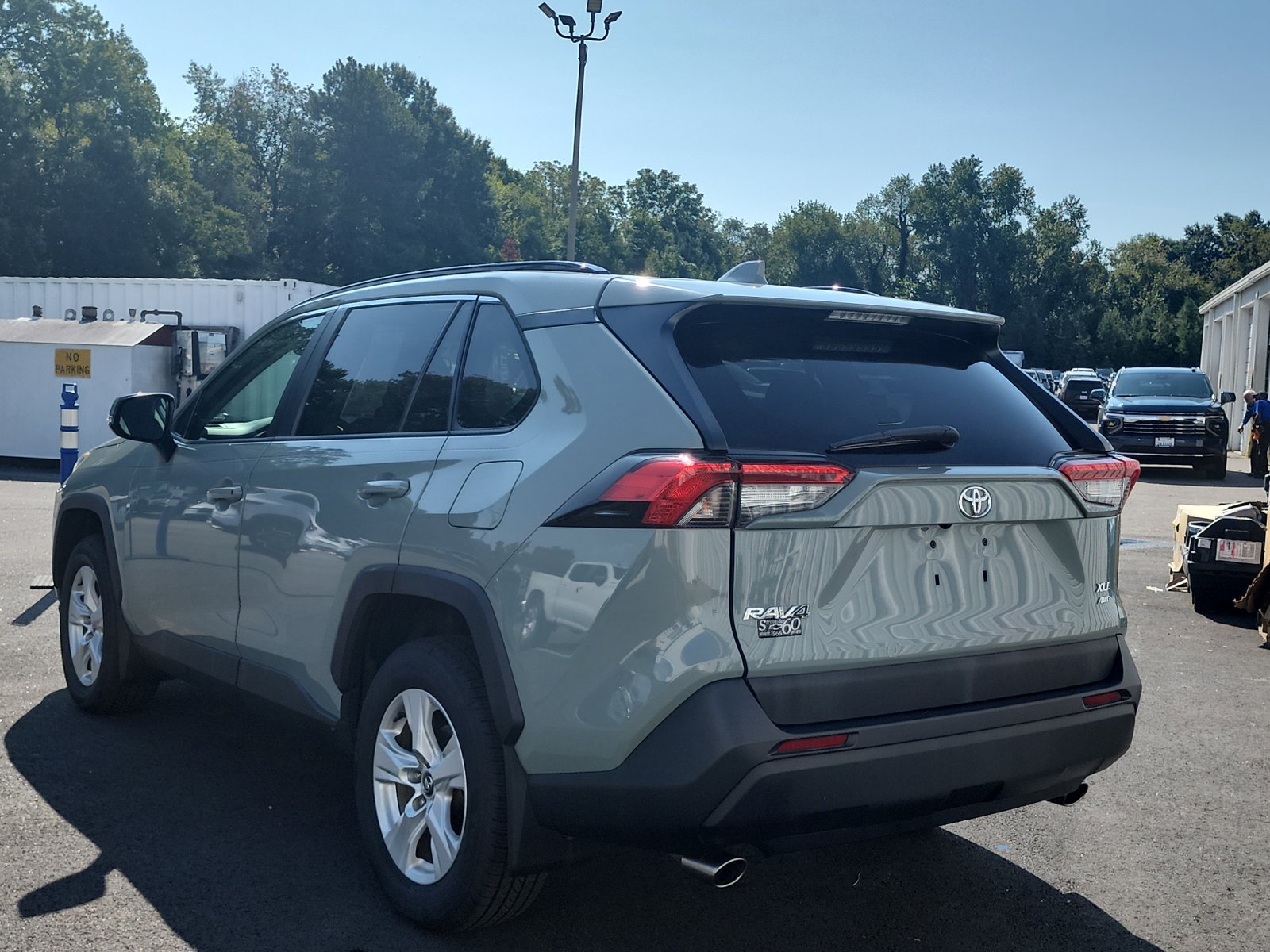 Used 2020 Toyota RAV4 XLE w/ Convenience Package AWD/4WD image 3