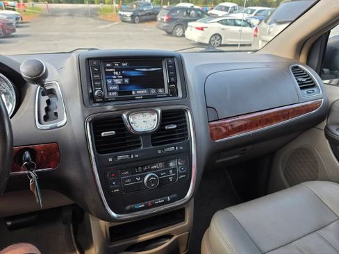 Used 2015 Chrysler Town & Country Touring FWD image 16