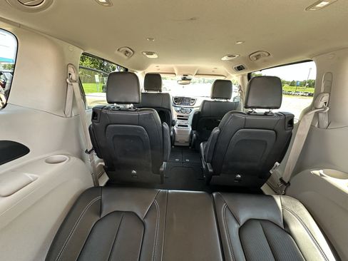 Used 2023 Chrysler Pacifica Touring-L FWD image 28