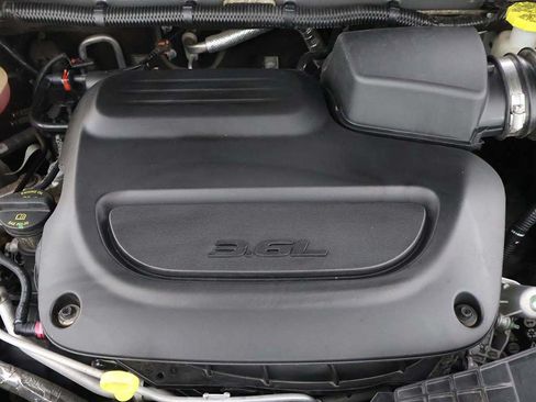 Used 2023 Chrysler Pacifica Touring-L FWD image 19