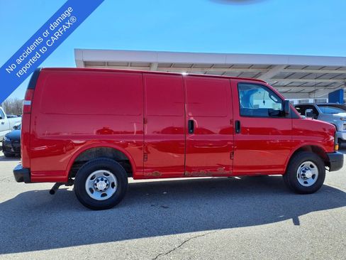 Used 2017 Chevrolet Express 2500 RWD image 4