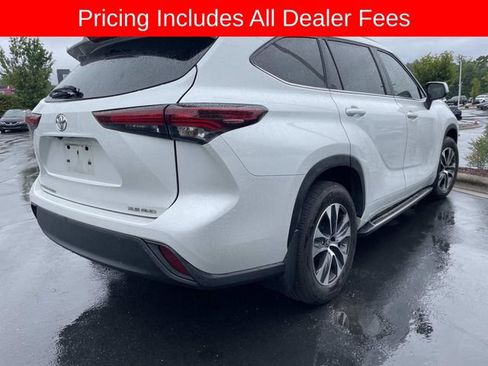 Used 2024 Toyota Highlander XLE AWD/4WD image 9