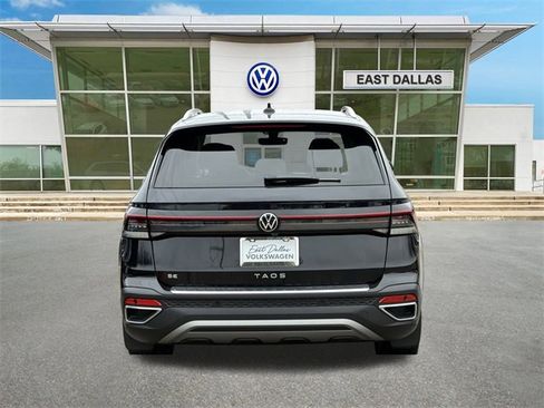 Certified 2025 Volkswagen Taos SE image 5