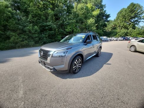 Used 2023 Nissan Pathfinder Platinum image 1