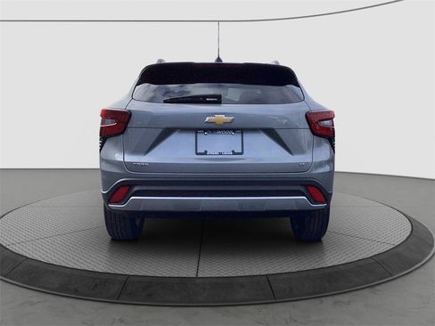 Used 2024 Chevrolet Trax LT w/ LT Convenience Package image 6