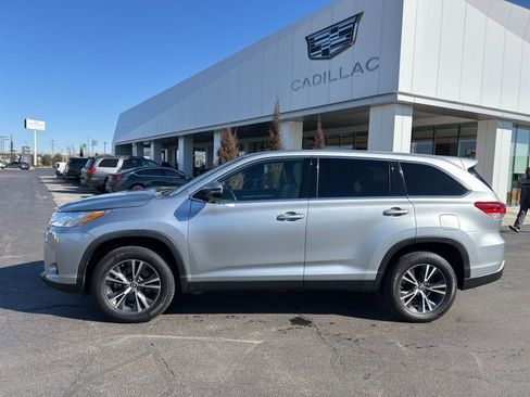 Used 2019 Toyota Highlander LE image 1