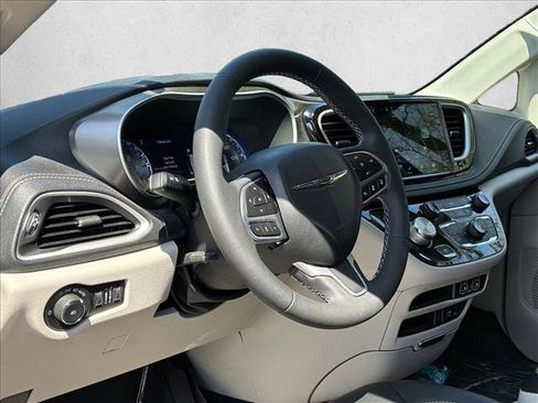 Used 2022 Chrysler Pacifica Touring-L image 12