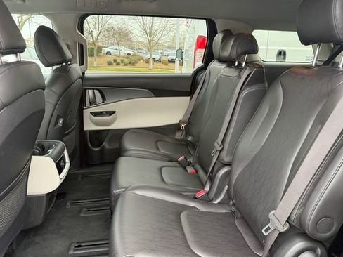 Used 2024 Kia Carnival LX image 24