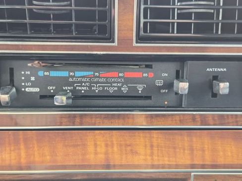 Used 1989 Lincoln Town Car Signature RWD image 22