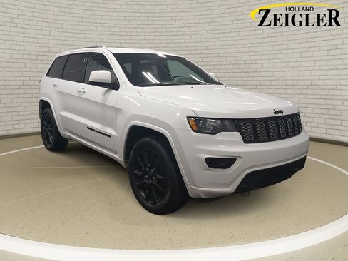 Used 2021 Jeep Grand Cherokee Laredo X AWD/4WD image 3