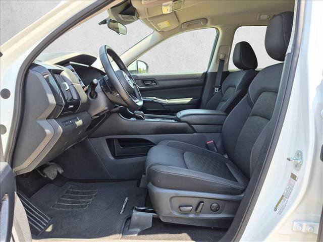 Used 2024 Nissan Pathfinder SV FWD image 16