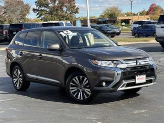 Used 2019 Mitsubishi Outlander SE video 2