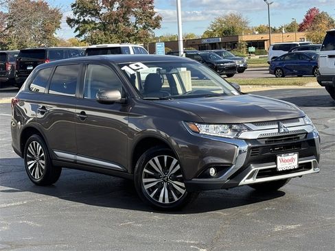 Used 2019 Mitsubishi Outlander SE image 2