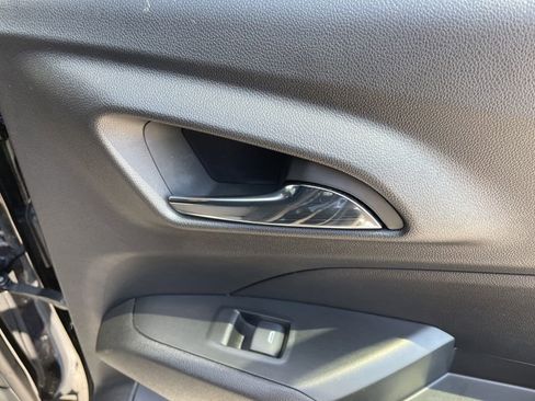 Used 2025 Chevrolet Trax RS FWD image 31