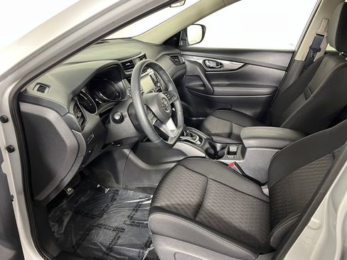 Used 2020 Nissan Rogue SV image 11