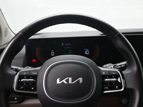 Used 2025 Kia Carnival FWD image 12