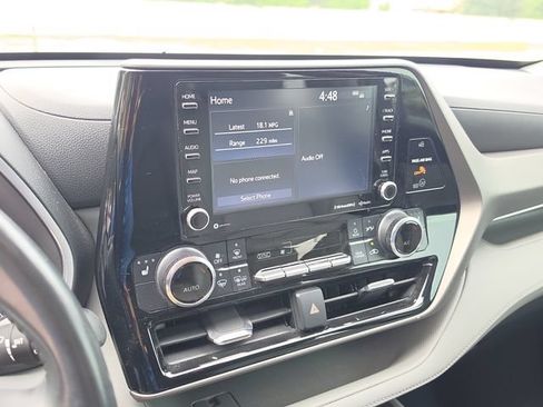 Used 2022 Toyota Highlander XLE FWD image 24