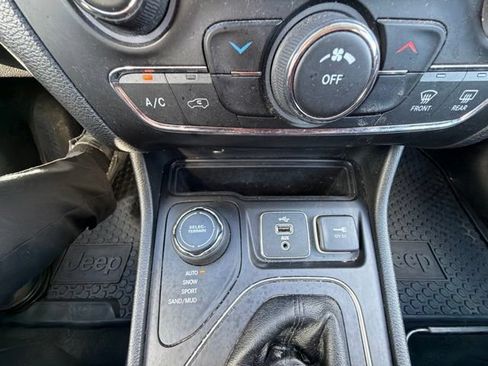 Used 2019 Jeep Cherokee Latitude Plus w/ Cold Weather Group AWD/4WD image 32
