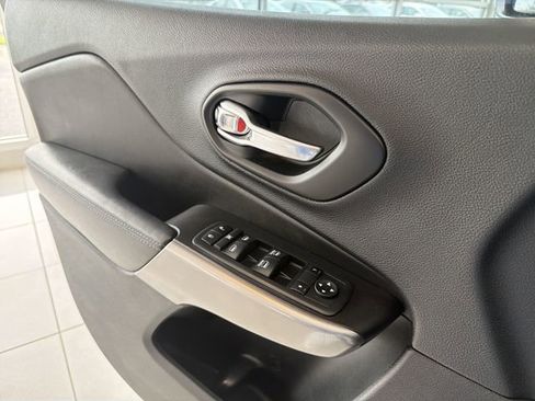 Used 2019 Jeep Cherokee Latitude Plus FWD image 21