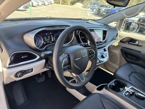 Used 2024 Chrysler Pacifica Touring-L image 12