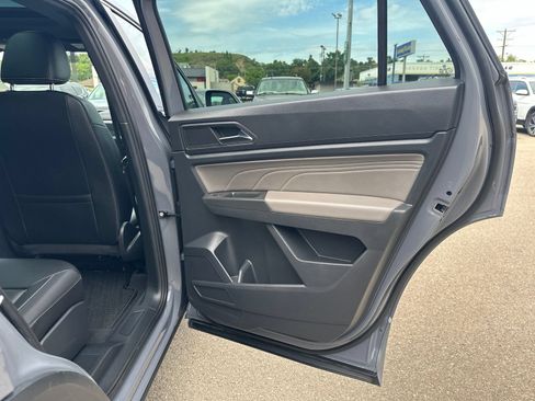 Certified 2022 Volkswagen Atlas Cross Sport SEL R-Line AWD/4WD image 39