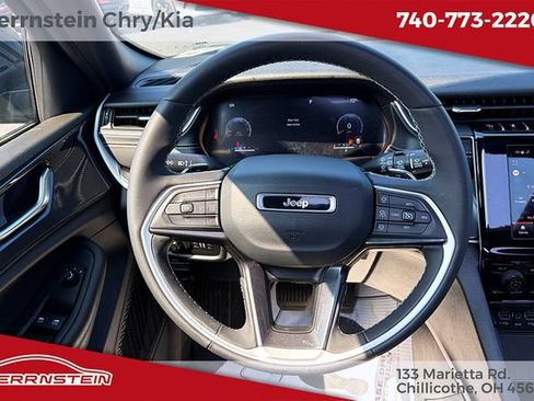Used 2023 Jeep Grand Cherokee Altitude AWD/4WD image 7