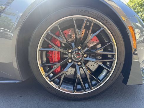 Used 2015 Chevrolet Corvette Z06 w/ 3LZ Preferred Equipment Group RWD image 18