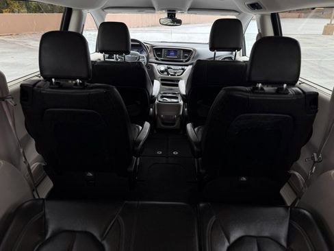 Used 2017 Chrysler Pacifica Touring-L image 27