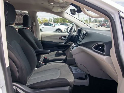 Used 2023 Chrysler Voyager LX FWD image 10