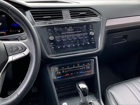 Used 2022 Volkswagen Tiguan SE image 9