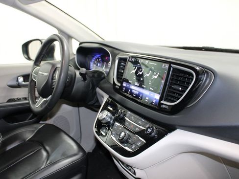 Used 2023 Chrysler Pacifica Touring-L FWD image 26