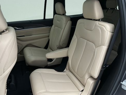 Used 2025 Jeep Grand Cherokee L Limited w/ Luxury Tech Group II AWD/4WD image 9