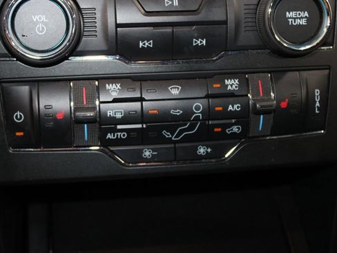 Used 2019 Ford Explorer XLT w/ Equipment Group 202A FWD image 29