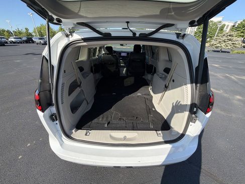 Used 2023 Chrysler Pacifica Touring-L FWD image 22