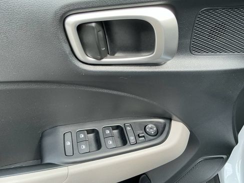 Used 2025 Hyundai Venue SEL FWD image 23