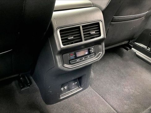 Used 2025 Volkswagen Atlas SE FWD image 34