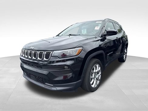 Used 2023 Jeep Compass Latitude w/ Sun and Sound Group AWD/4WD image 6