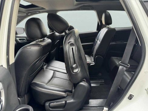 Used 2020 Nissan Pathfinder SL image 48