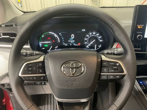 Used 2025 Toyota Sienna XLE FWD image 19