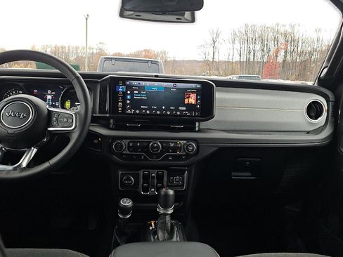 Used 2025 Jeep Wrangler Unlimited Sahara image 9