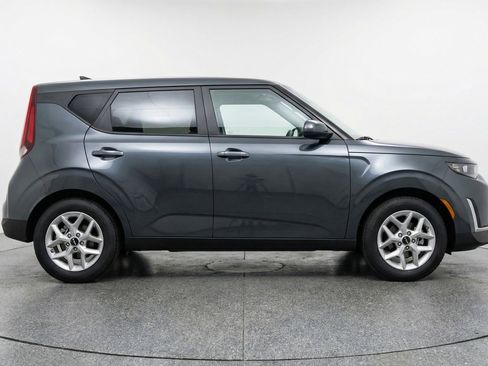 Used 2025 Kia Soul LX w/ LX Technology Package FWD image 9
